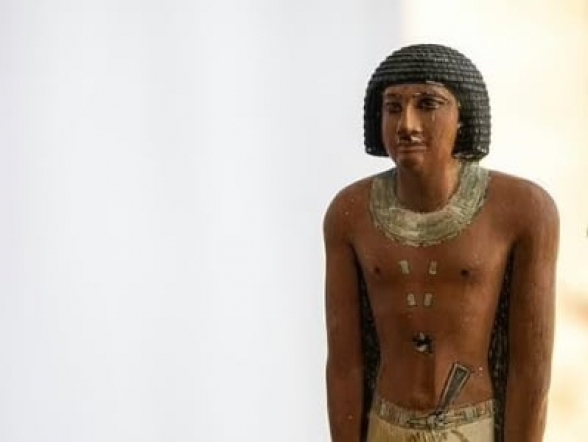 Եգիպտոսը ոսկով պատված մումիա և չորս դամբարան է ներկայացրել